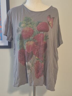 Magnolia Pearl Framboise Gray Tee  Strawberry & Butterfly Graphic Logo OSFM Tags